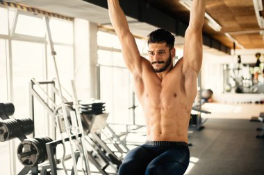 Abs antreman yakışıklı adam tarafından