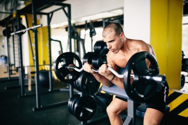Güçlü adam spor salonunda eğitim sökük