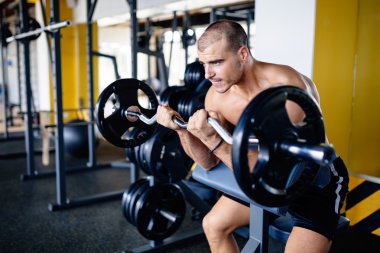 Güçlü adam spor salonunda eğitim sökük