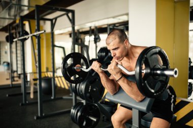 Vücut geliştirici spor salonunda çalışıyor.