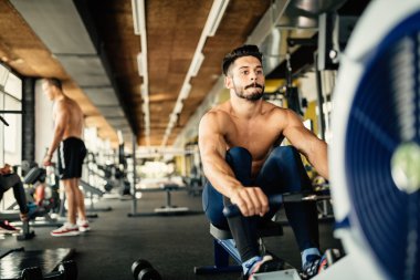 Kürek kararlı vücut geliştirmeci