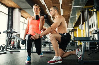 Kişisel antrenör spor salonunda talimatlar vermek