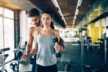 Kişisel antrenör spor salonunda talimatlar vermek