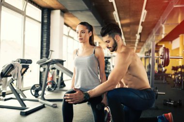 Kişisel antrenör spor salonunda talimatlar vermek