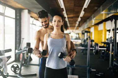 Kişisel antrenör spor salonunda talimatlar vermek