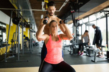 Kişisel antrenör spor salonunda talimatlar vermek