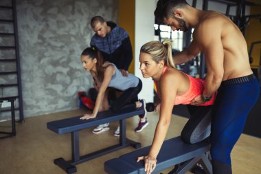 Fitness merkezinde egzersiz