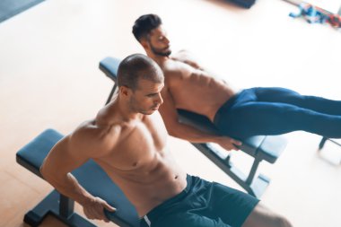 Spor salonunda çalışma dışarı çocuklar