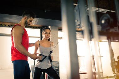 Kişisel antrenör spor salonunda talimatlar vermek 