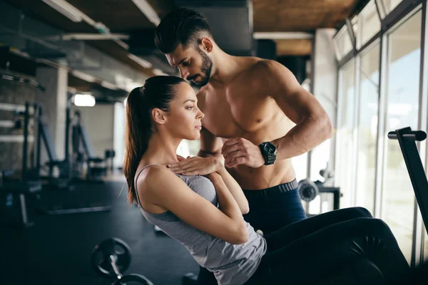 Kişisel antrenör spor salonunda talimatlar vermek