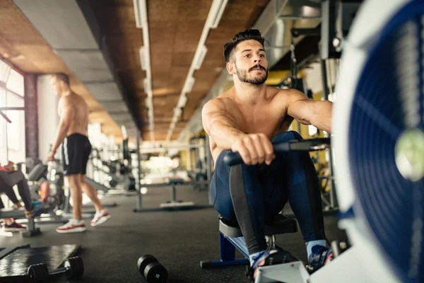 Bodybuilder uit te werken in de sportschool — Stockfoto