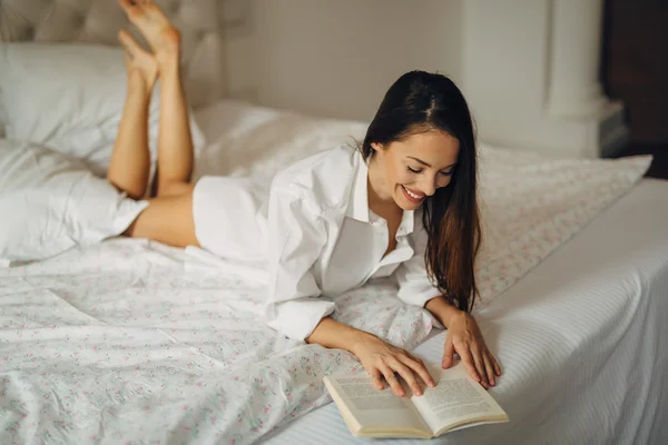 Όμορφη γυναίκα διαβάζει το βιβλίο — Φωτογραφία Αρχείου