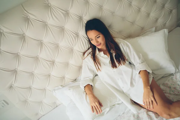 Linda senhora relaxante na cama — Fotografia de Stock
