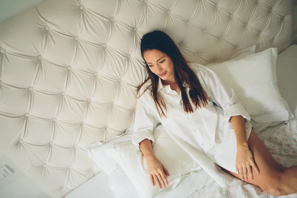 Hermosa dama relajándose en la cama —  Fotos de Stock