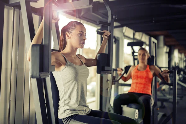 Kvinnor som tränar på gym — Stockfoto