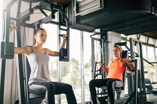 Frauen trainieren im Fitnessstudio — Stockfoto
