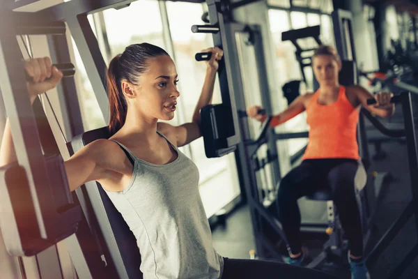 Vrouwen trainen in de sportschool — Stockfoto