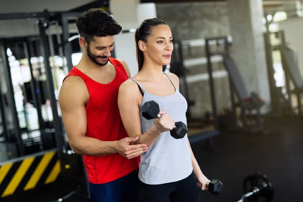 Personal trainer instructing trainee — Stock Photo, Image