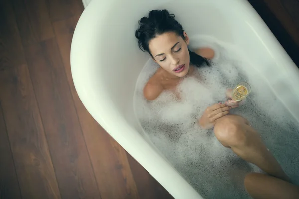 Vacker kvinna njuter av bad — Stockfoto