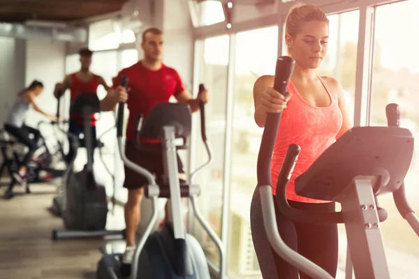 Gente haciendo ejercicio cardiovascular — Foto de Stock