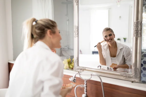 Beautiful woman applying makeup — Stock Photo, Image