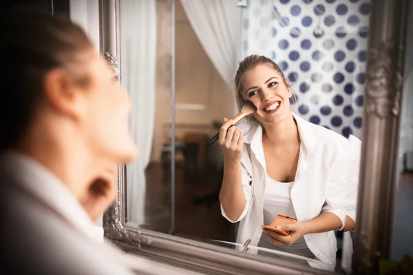 Vacker kvinna tillämpa makeup — Stockfoto