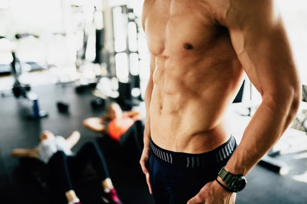 Tubuh laki-laki yang menarik di gym — Stok Foto
