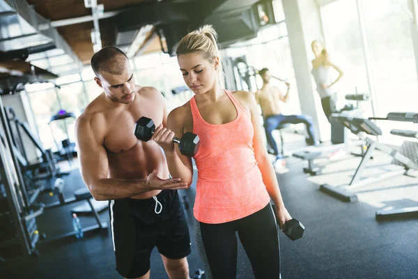 Entrenador personal y estudiante en el gimnasio — Foto de Stock