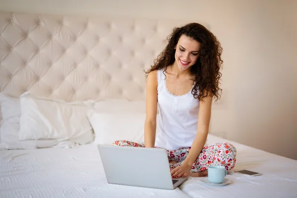 Femme utilisant un ordinateur portable et profiter du café — Photo