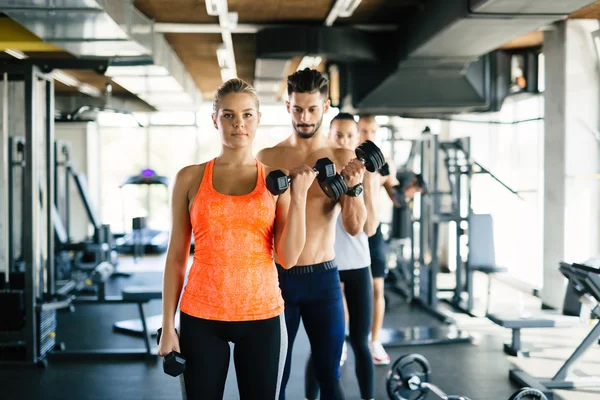 Athletic people working out in gym — Stock Photo, Image
