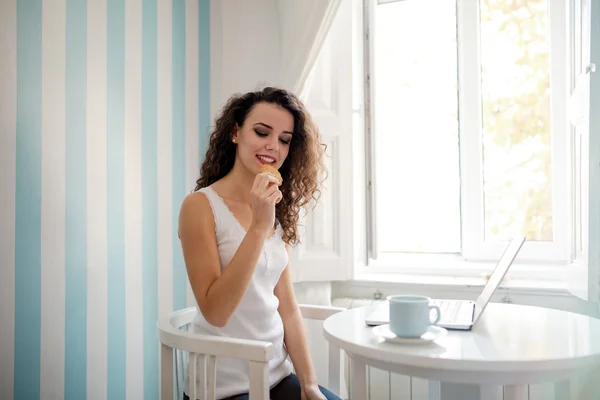 Hermosa mujer desayunando — Foto de Stock