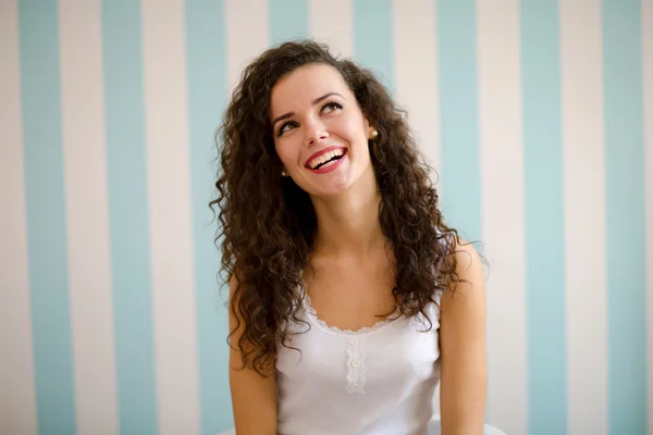 Femme aux cheveux bouclés souriant — Photo