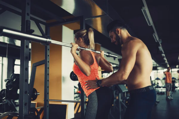 Entrenador personal ayudando a mujer — Foto de Stock