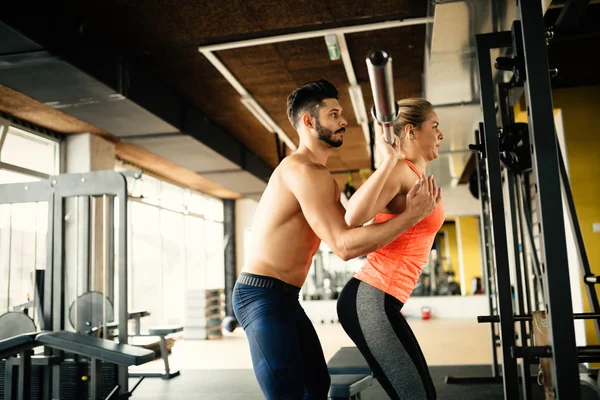 Kişisel antrenör spor salonunda talimatlar vermek — Stok fotoğraf