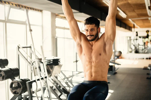 ABS workout przez przystojny mężczyzna — Zdjęcie stockowe
