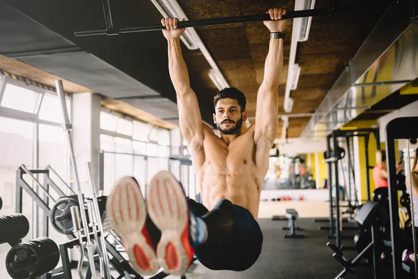 Hombre musculoso trabajando en paquete de seis — Foto de Stock