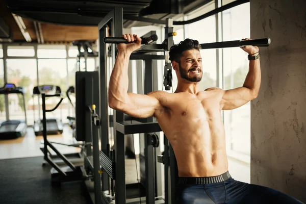 Culturista che lavora in palestra — Foto Stock