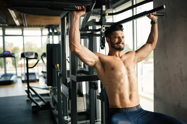 Bodybuilder tränar i gym — Stockfoto