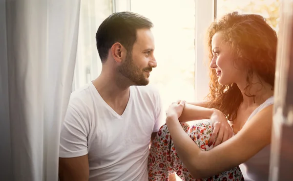 Pareja cariñosa que se une por la mañana — Foto de Stock