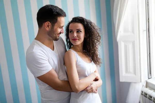 Feliz casal ligação — Fotografia de Stock