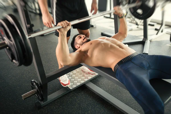 ボディービルダーの筋肉トレーニング — ストック写真