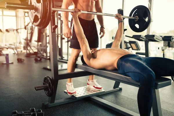 Muskulös bodybuilder träning — Stockfoto