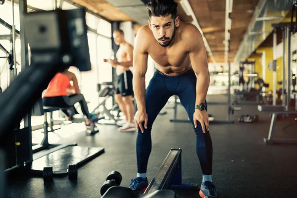 Beslutsamma bodybuilder i gymmet — Stockfoto