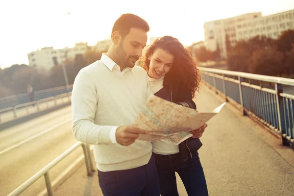 Hermosa pareja juntos en la ciudad — Foto de Stock