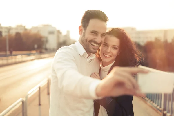 Verliebtes Paar macht Selfies — Stockfoto
