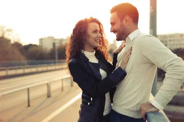 Beautiful couple together in city — Stock Photo, Image