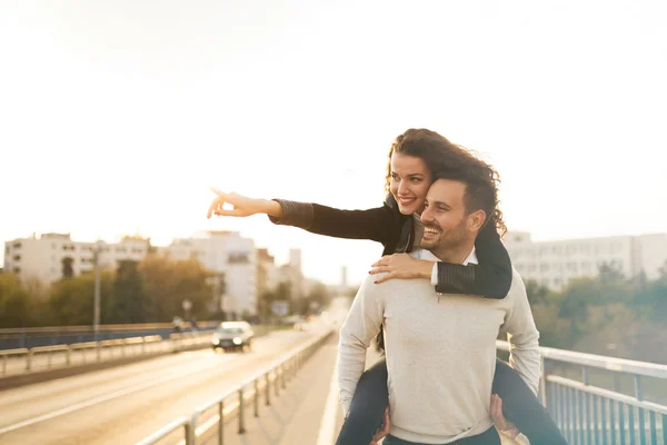 Paar plezier hebben buiten — Stockfoto