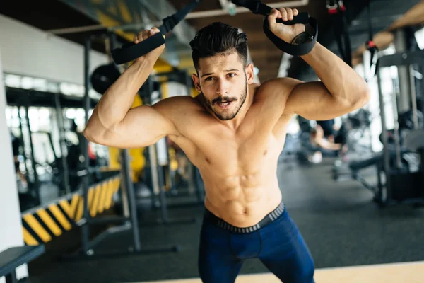 Bodybuilder tränar i gym — Stockfoto