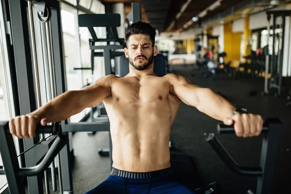 Culturist care lucrează în sala de gimnastică — Fotografie, imagine de stoc