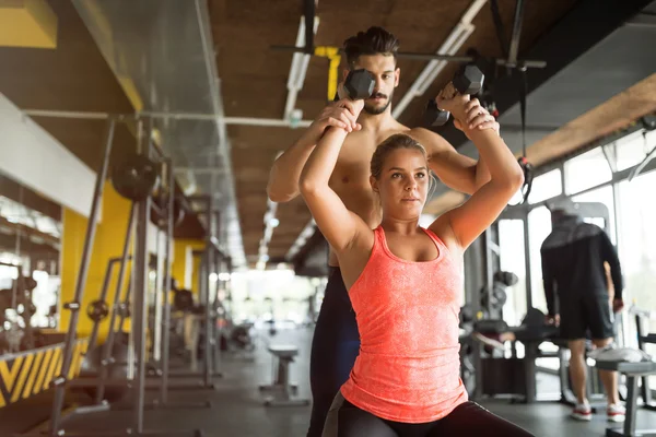 Personal trainer aiutare la donna — Foto Stock